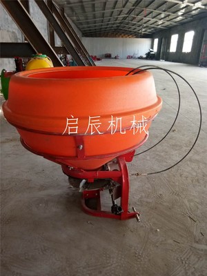 抛撒机四轮拖拉机后置施肥器 高效撒肥解决方案，500公斤塑料桶撒肥机详解